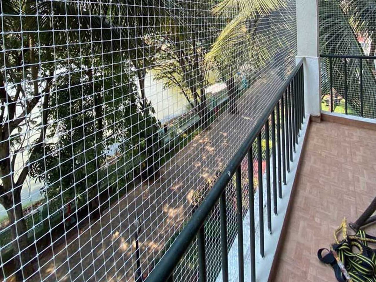 Apartment balcony safety net